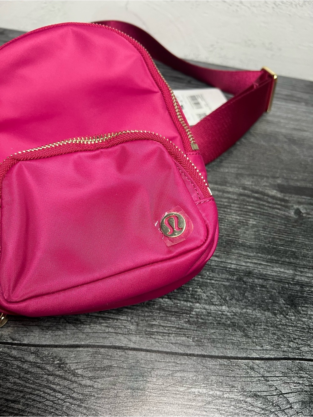 lululemon athletica Everywhere Sling Bag 2L - Berry Rumble - Picture 2 of 3